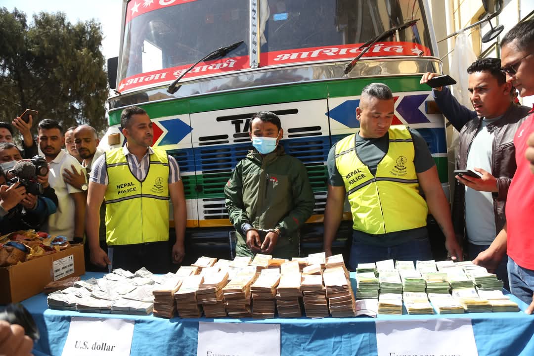 यसअघि सात केजी सुनसहित समातिएका थिए २५ करोडसहित पक्राउ परेका लामा